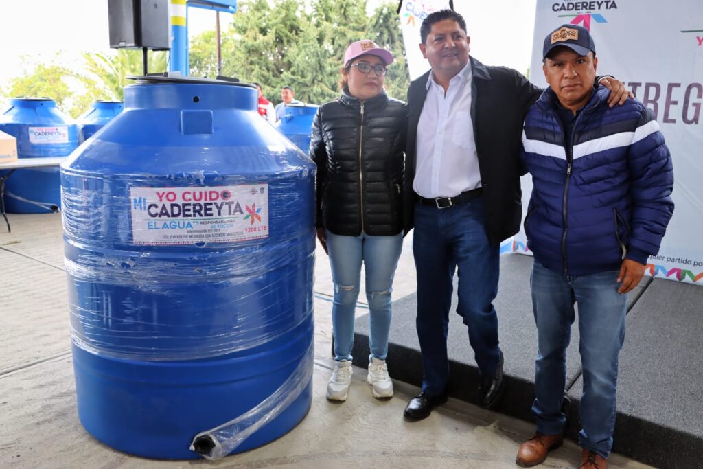 Entrega Miguel Martínez 350 cisternas en Villa Nueva