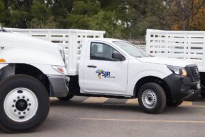Roberto Cabrera entrega camiones recolectores y camionetas a Servicios Públicos Municipales