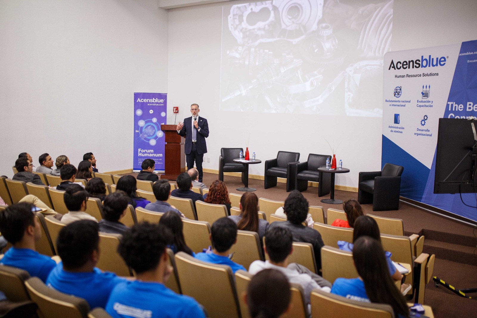 Titular de SEDESU participa en el Forum Humanum