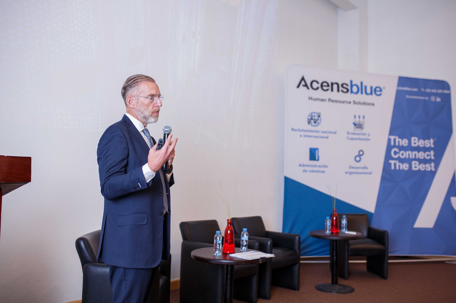 Titular de SEDESU participa en el Forum Humanum