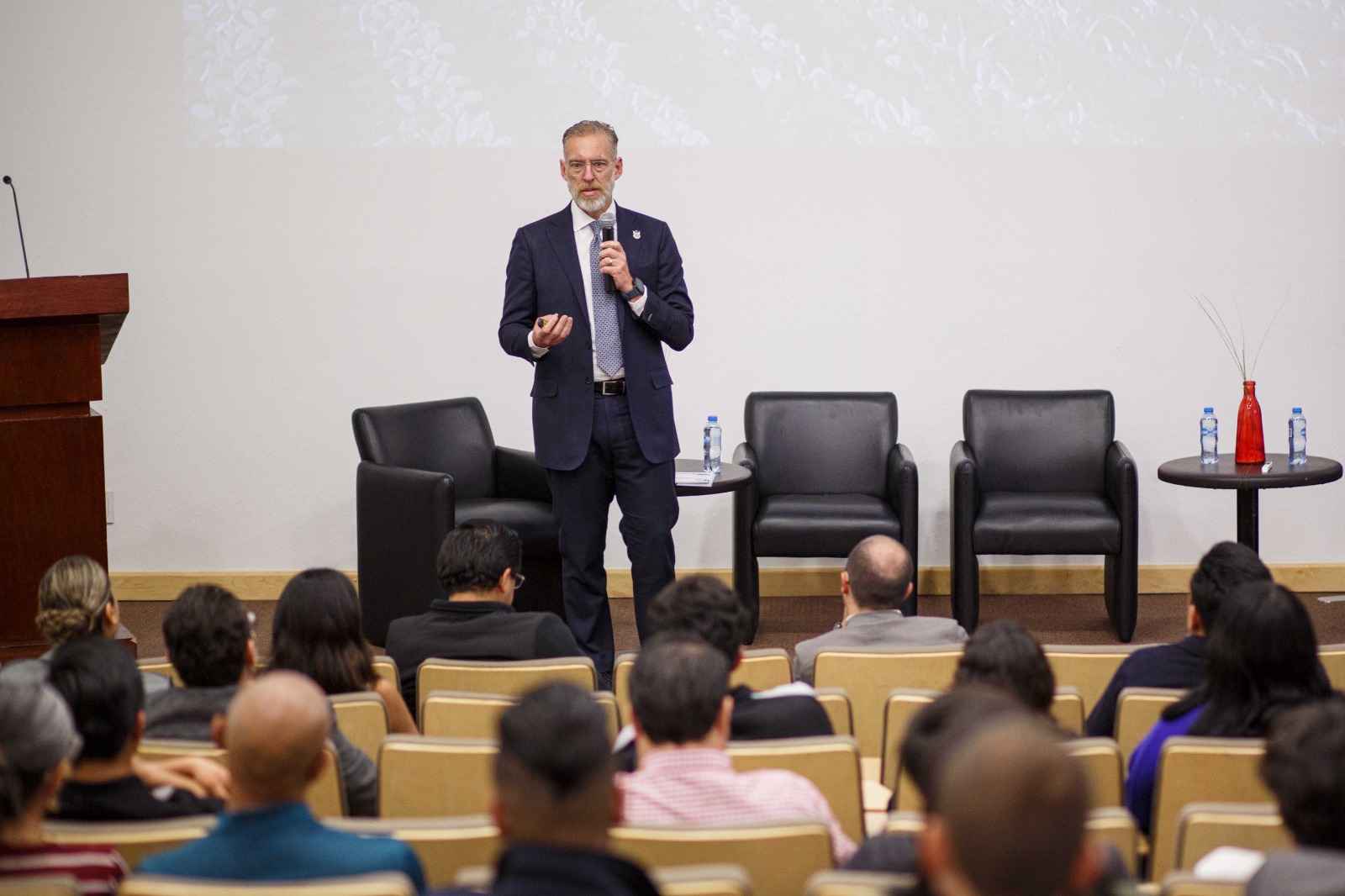 Titular de SEDESU participa en el Forum Humanum