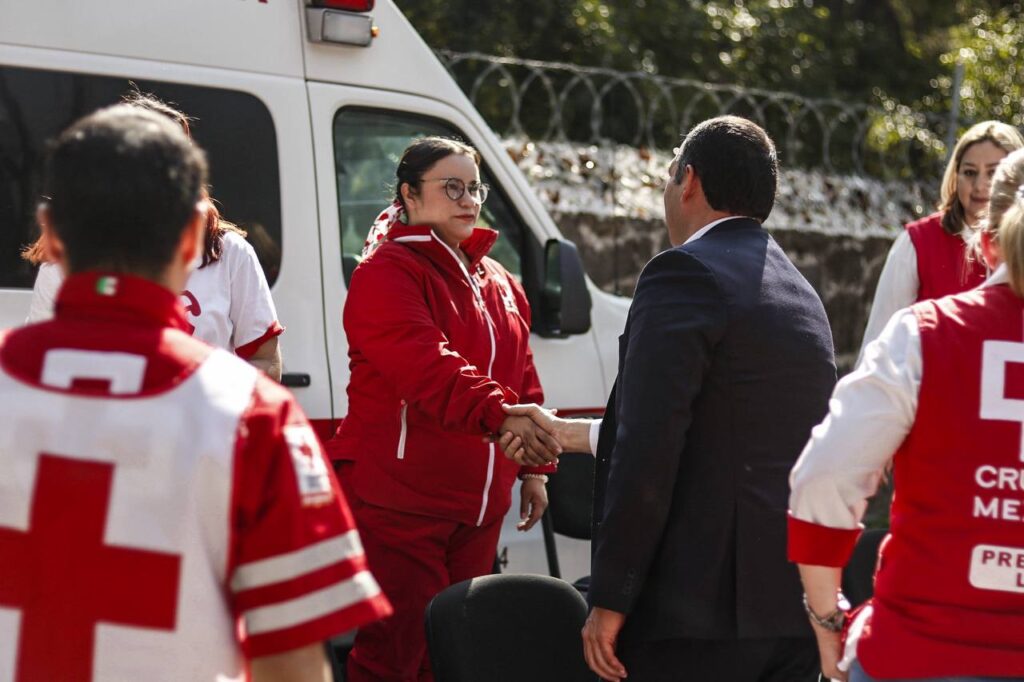 Roberto Cabrera entrega donativo a Cruz Roja Mexicana San Juan del Río