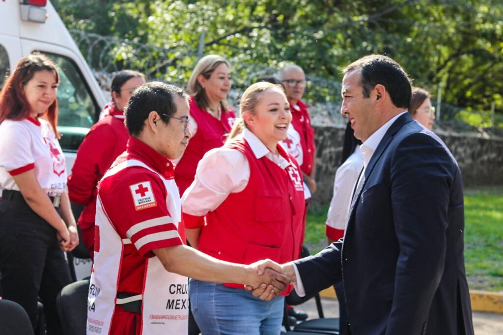 Roberto Cabrera entrega donativo a Cruz Roja Mexicana San Juan del Río