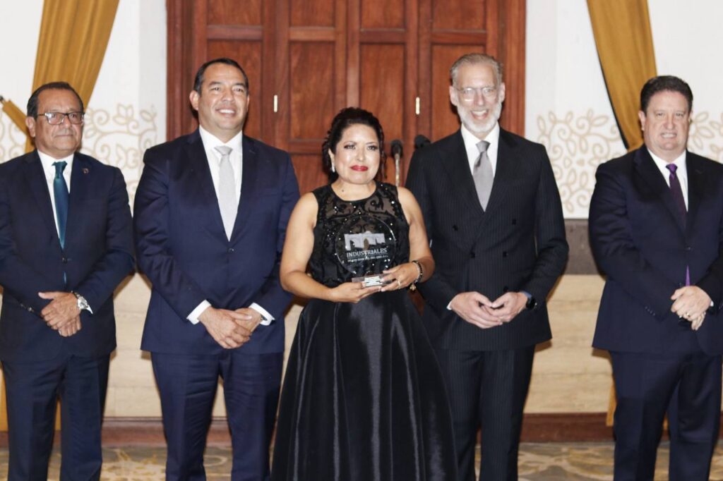Entregan galardones al Mérito Empresarial y Académico 2023 en San Juan del Río