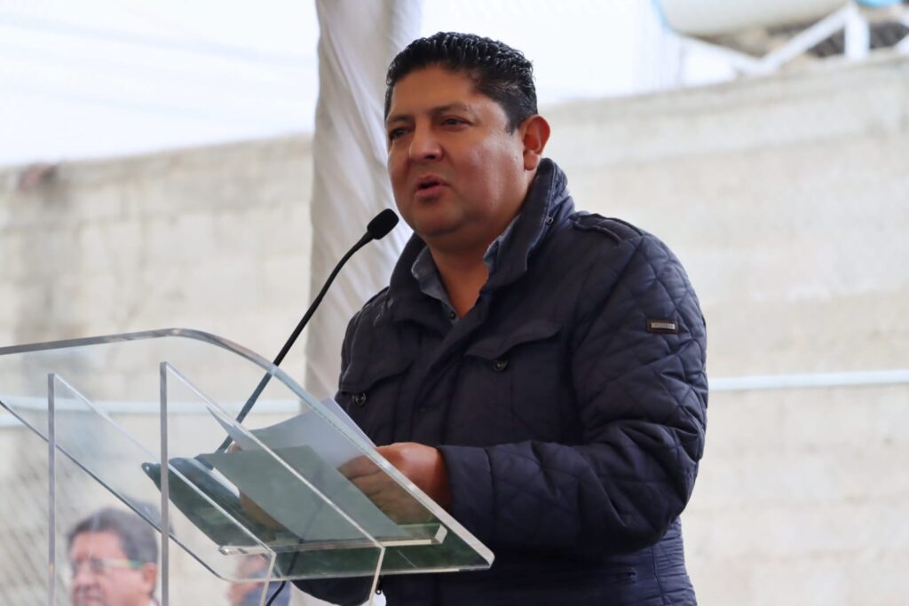 Entrega Miguel Martínez cancha de futbol 11 en Pueblo Nuevo