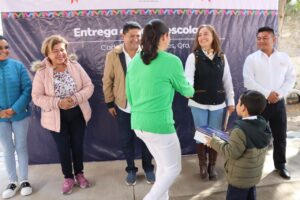 Avanza entrega de tenis escolares en Cadereyta, Miguel Martínez encabeza la entrega de 323 pares más a estudiantes de cuatro escuelas