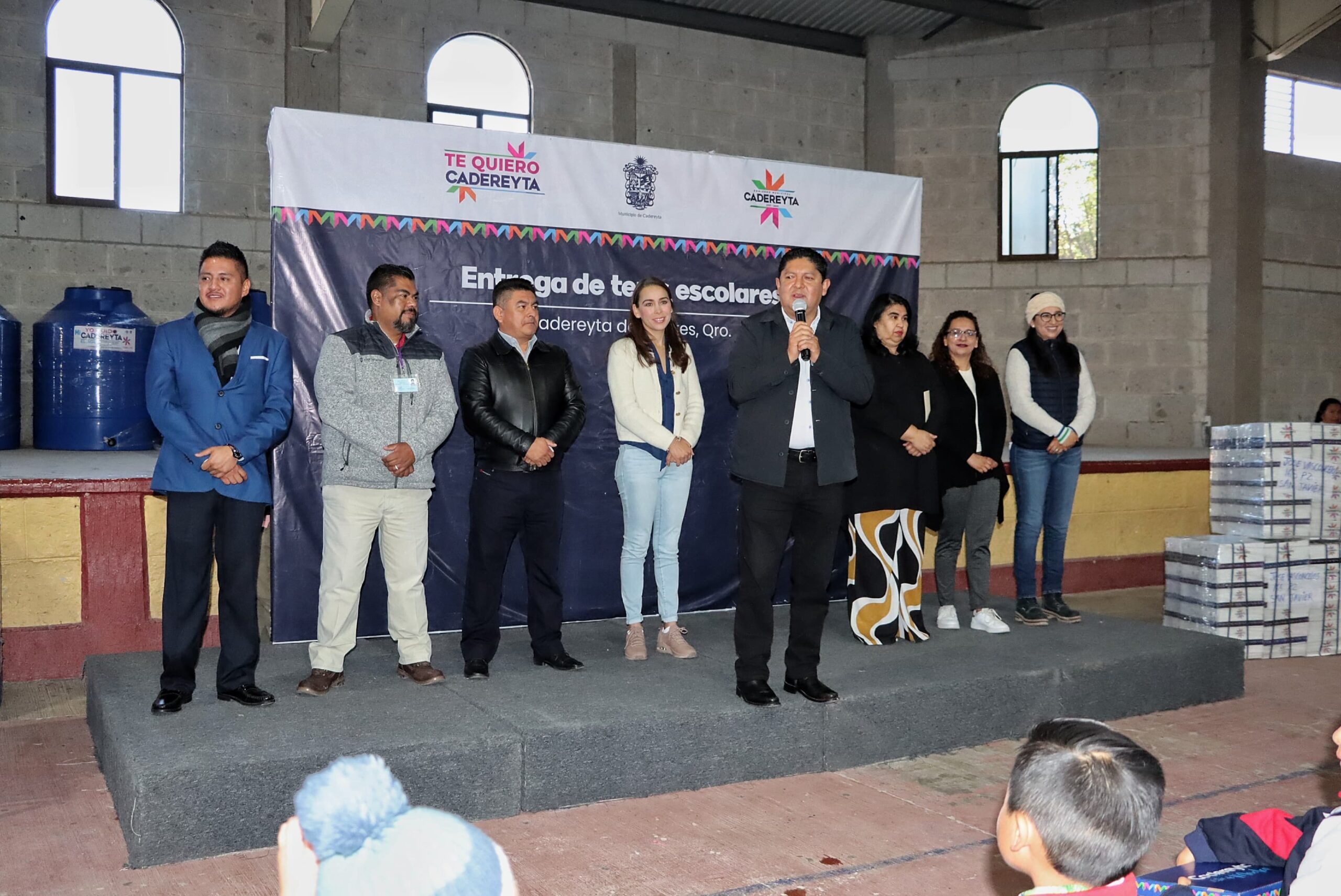 Entrega Miguel Martínez más de mil pares de tenis en cuatro escuelas