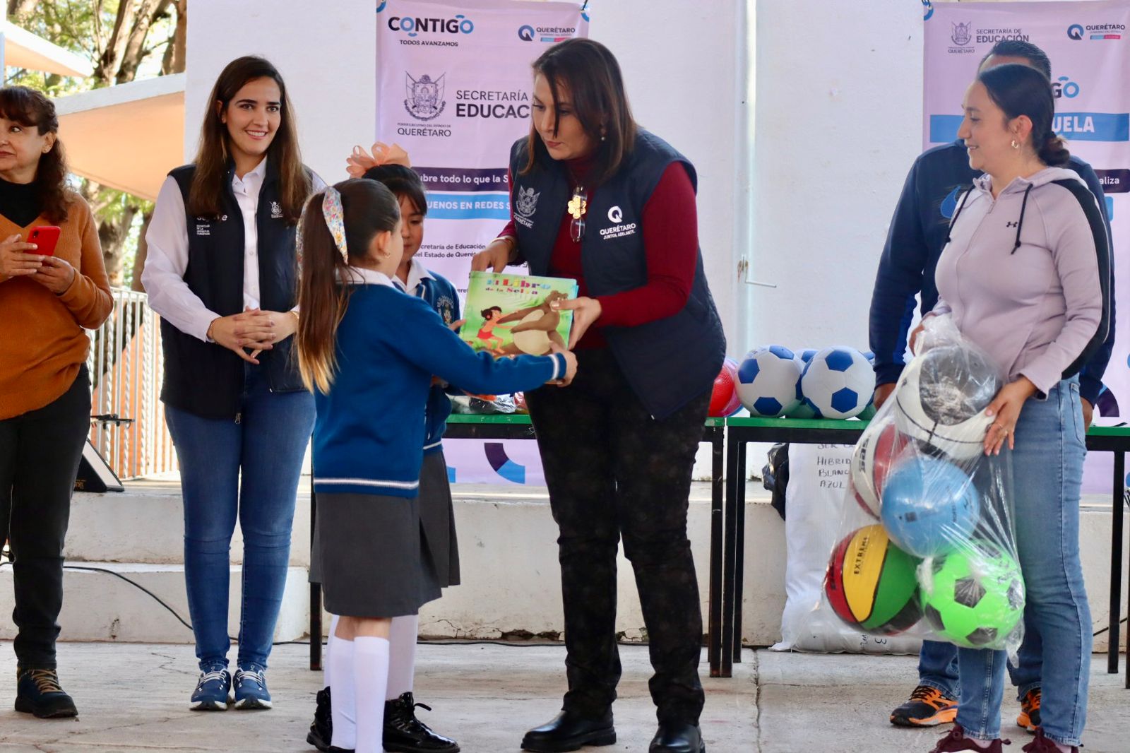 Roberto Cabrera encabeza entrega de alimento y accesorios para perros y gatos