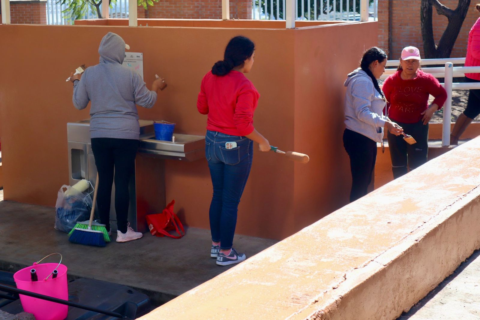 Roberto Cabrera encabeza entrega de alimento y accesorios para perros y gatos