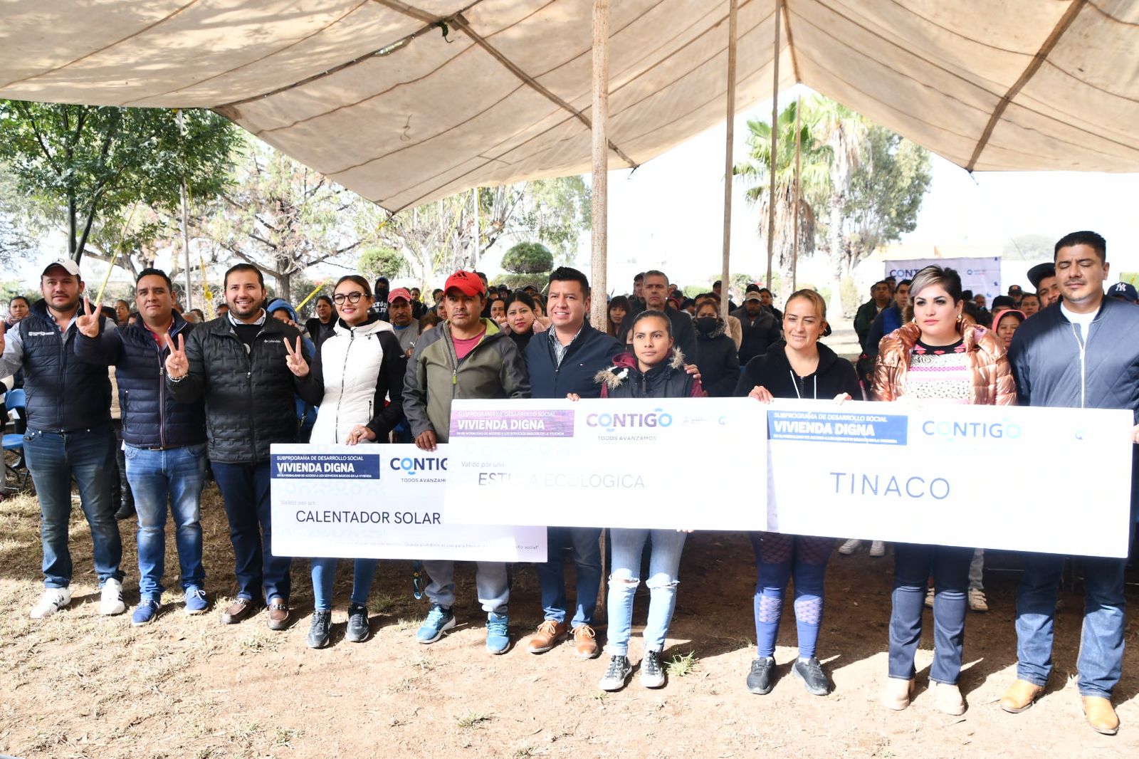 Entregan apoyos de equipamiento de vivienda en Ezequiel Montes.