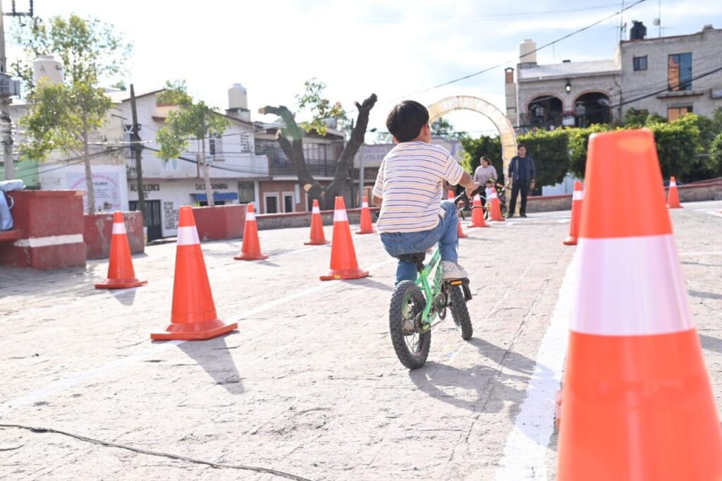 Niñas y niños toman el volante en Villa Progreso, Ezequiel Montes