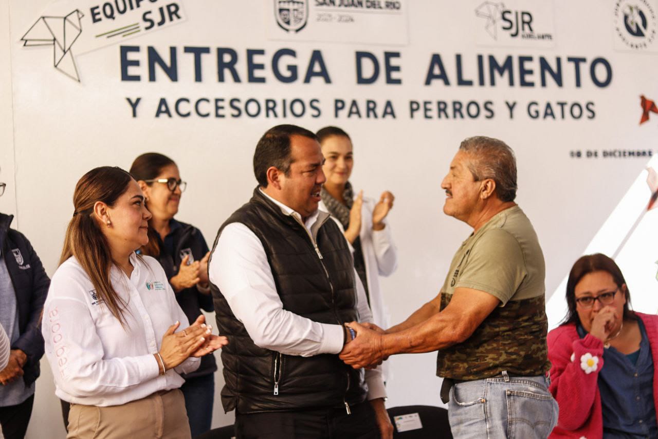 Roberto Cabrera encabeza entrega de alimento y accesorios para perros y gatos
