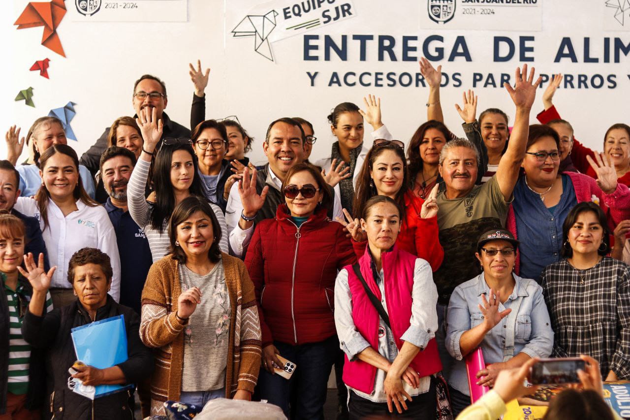Roberto Cabrera encabeza entrega de alimento y accesorios para perros y gatos