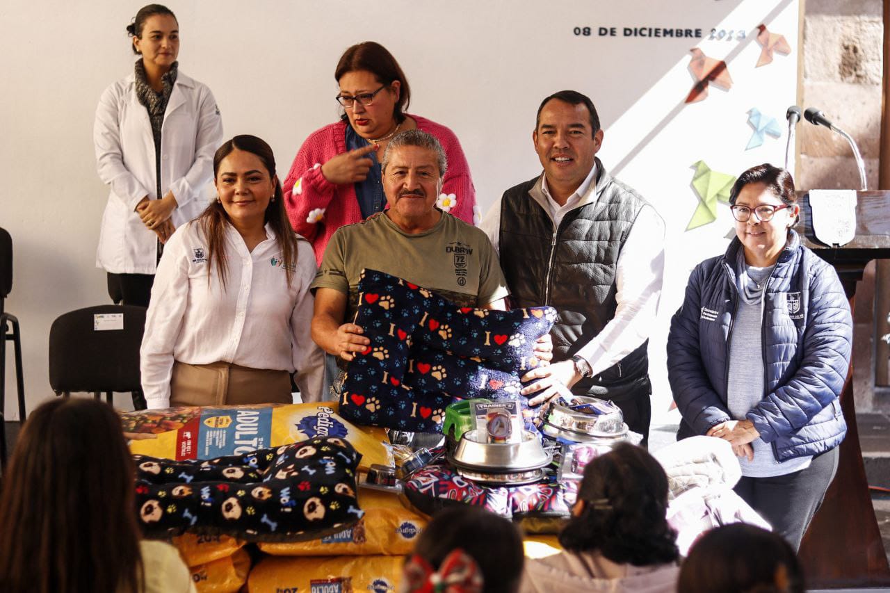 Roberto Cabrera encabeza entrega de alimento y accesorios para perros y gatos