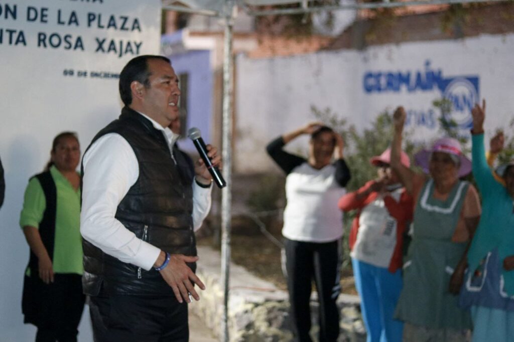 Roberto Cabrera pone en marcha rehabilitación de la plaza principal de Santa Rosa Xajay con casi 1 mdp de inversión