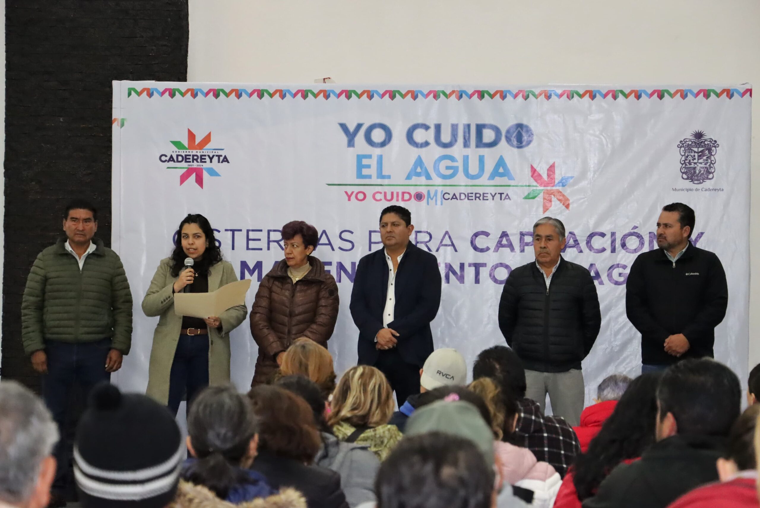 Entrega Miguel Martínez 400 cisternas a los habitantes del centro