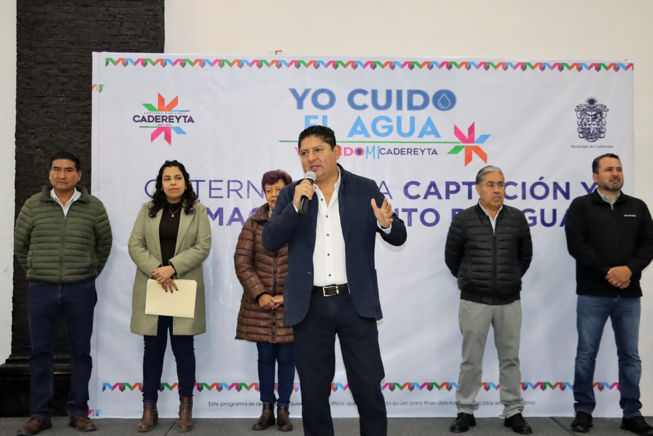 Entrega Miguel Martínez 400 cisternas a los habitantes del centro
