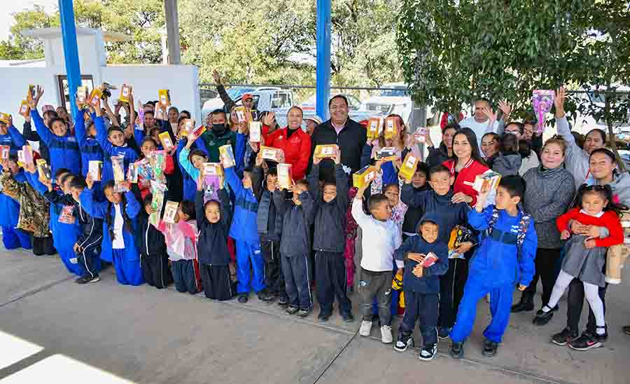 Alcalde René Mejía realiza gira de entrega de celulares en las escuelas de Amealco, a través del programa “Conecta tu felicidad”.