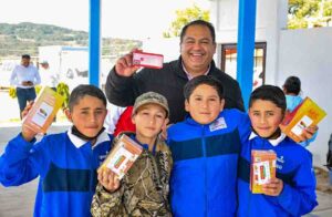 Alcalde René Mejía realiza gira de entrega de celulares en las escuelas de Amealco, a través del programa “Conecta tu felicidad”.