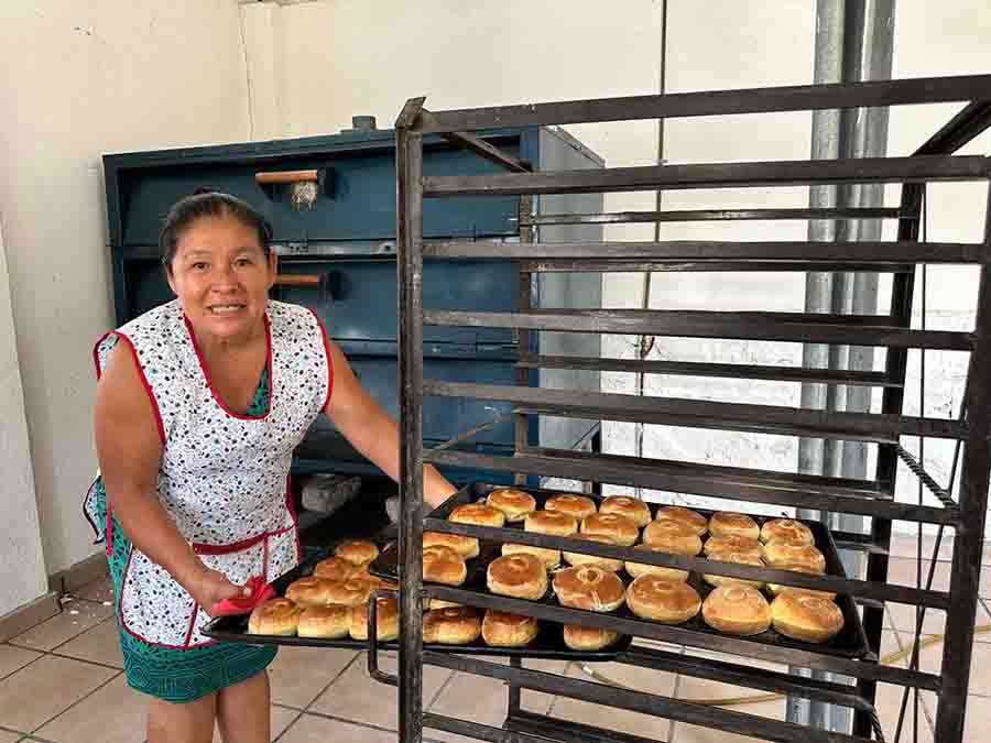 Capacitan para el autoempleo a mil 500 mujeres