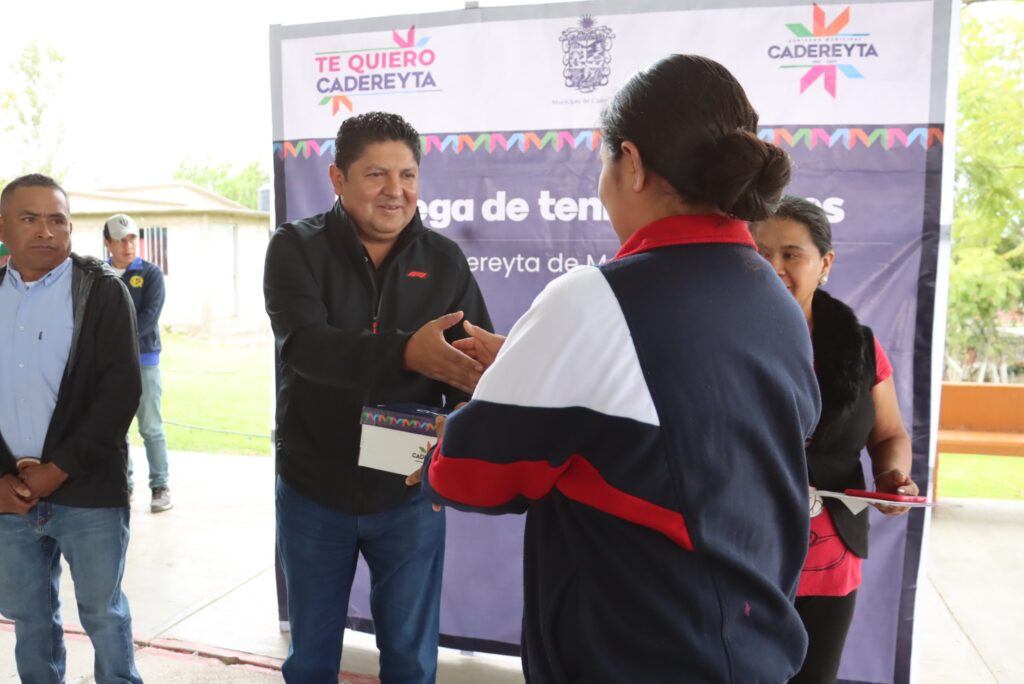 Avanza entrega de tenis escolares en Cadereyta, Miguel Martínez entregó 277 pares este día