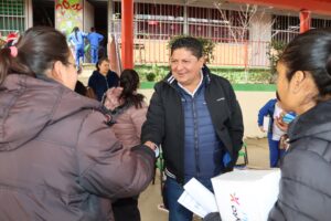 Entrega Miguel Martínez tenis escolares a estudiantes de la zona norte de Cadereyta