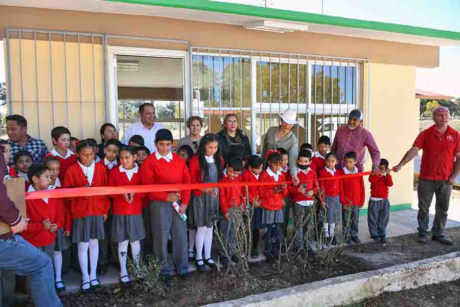 Entrega de Aula Didáctica por el Alcalde René Mejía en Escuela Primaria de "El Coyote"