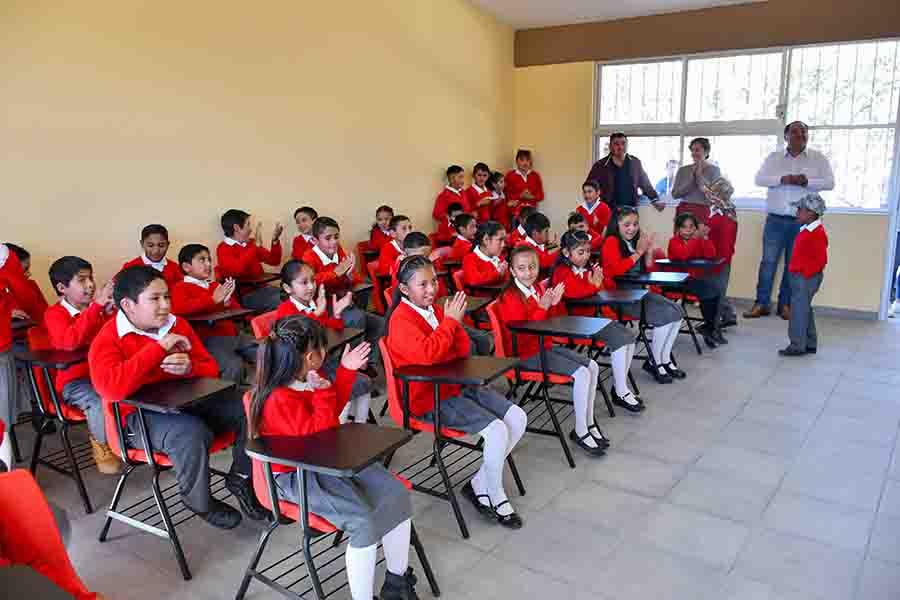 Entrega de Aula Didáctica por el Alcalde René Mejía en Escuela Primaria de "El Coyote"