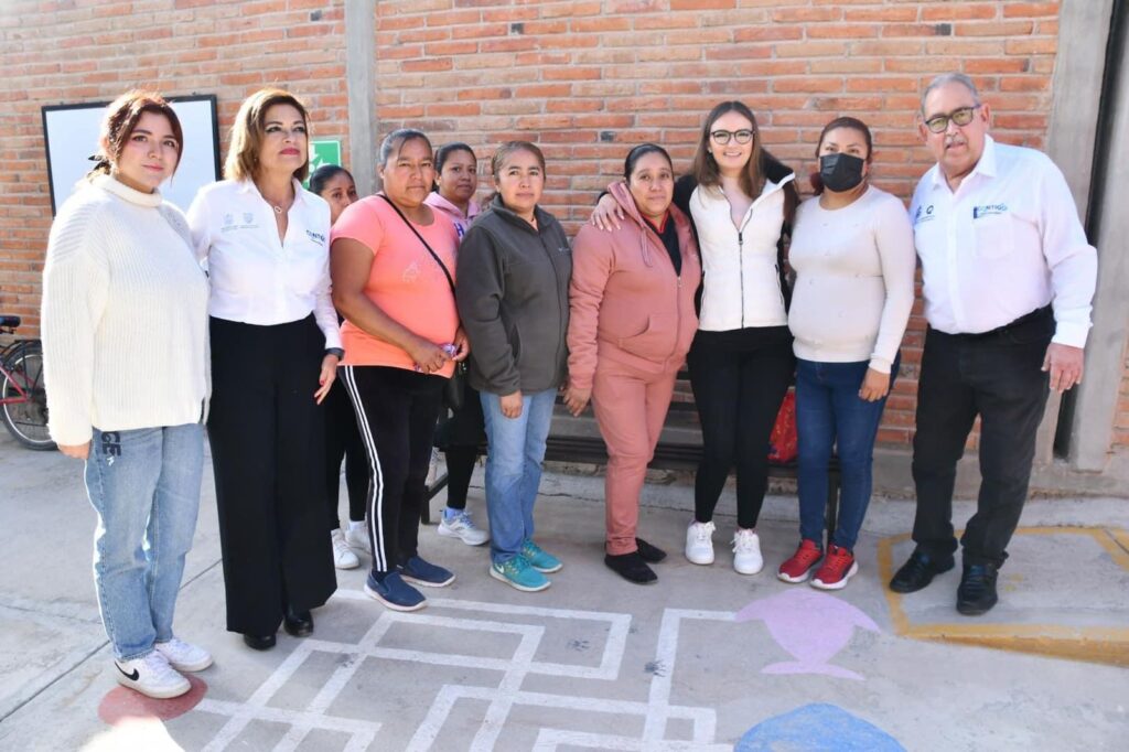 Lupita Pérez Montes en conjunto con el IFEQ, entregan obras en escuelas públicas del municipio.