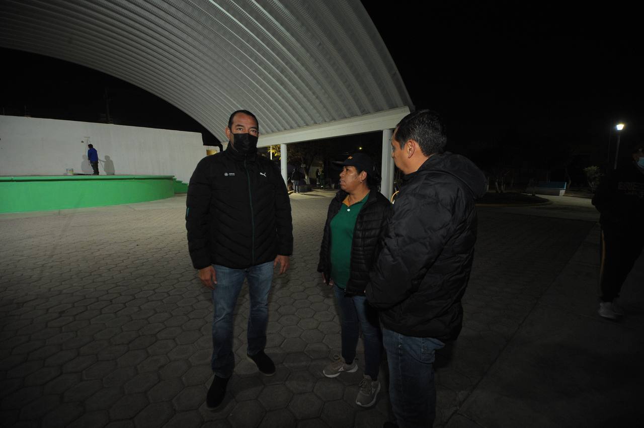 En equipo, Roberto Cabrera supervisa trabajos de Servicios Públicos en la colonia Rancho Banthí