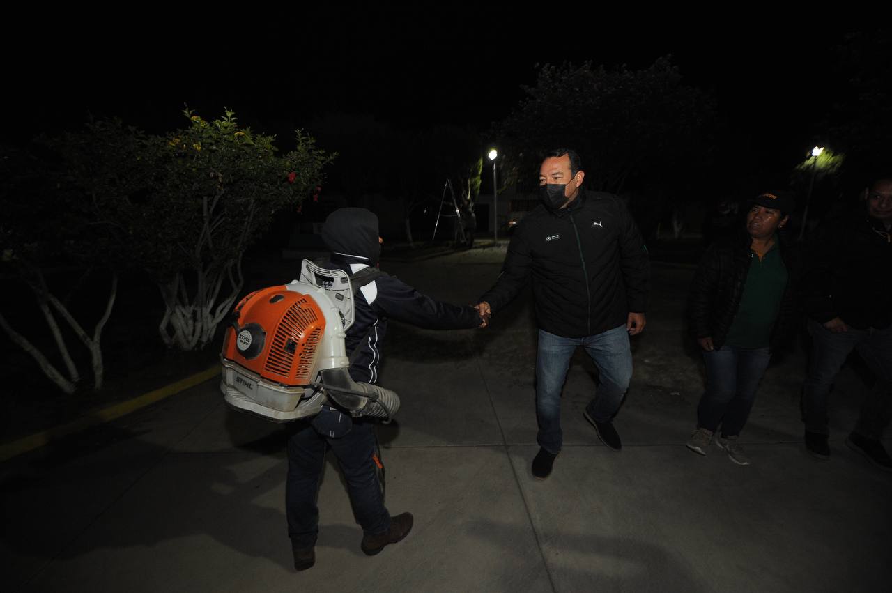 En equipo, Roberto Cabrera supervisa trabajos de Servicios Públicos en la colonia Rancho Banthí