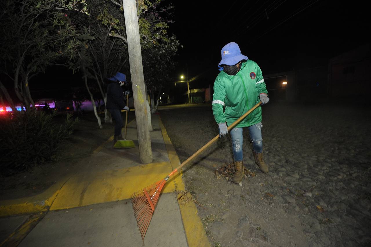 En equipo, Roberto Cabrera supervisa trabajos de Servicios Públicos en la colonia Rancho Banthí