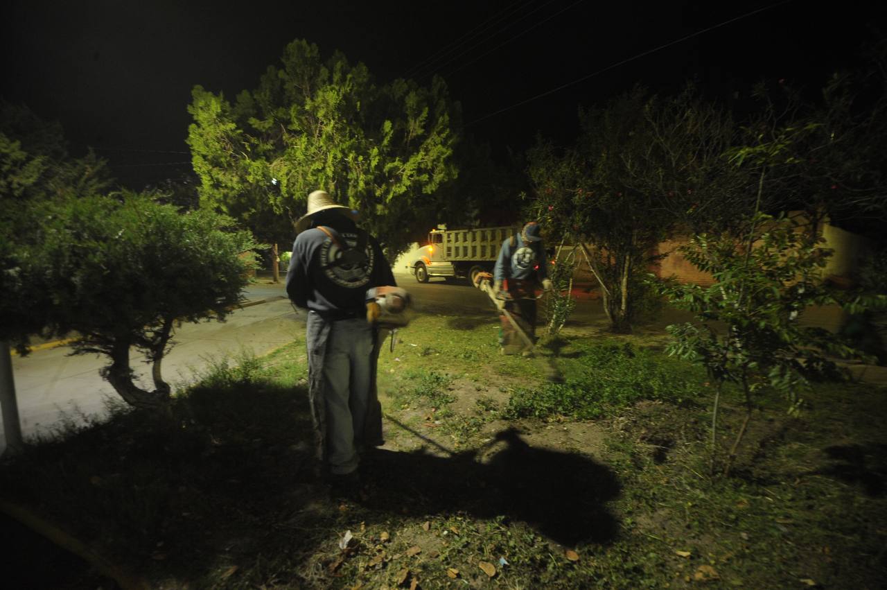 En equipo, Roberto Cabrera supervisa trabajos de Servicios Públicos en la colonia Rancho Banthí