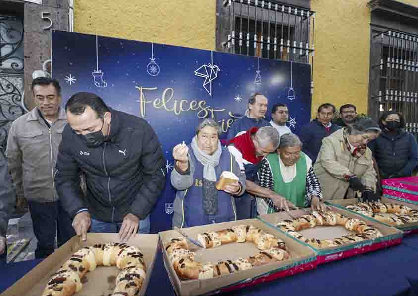 Encuentro Festivo: Voceadores y Autoridades Comparten la Tradicional Rosca de Reyes