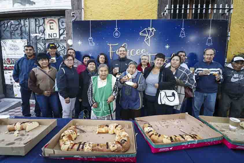 Encuentro Festivo: Voceadores y Autoridades Comparten la Tradicional Rosca de Reyes