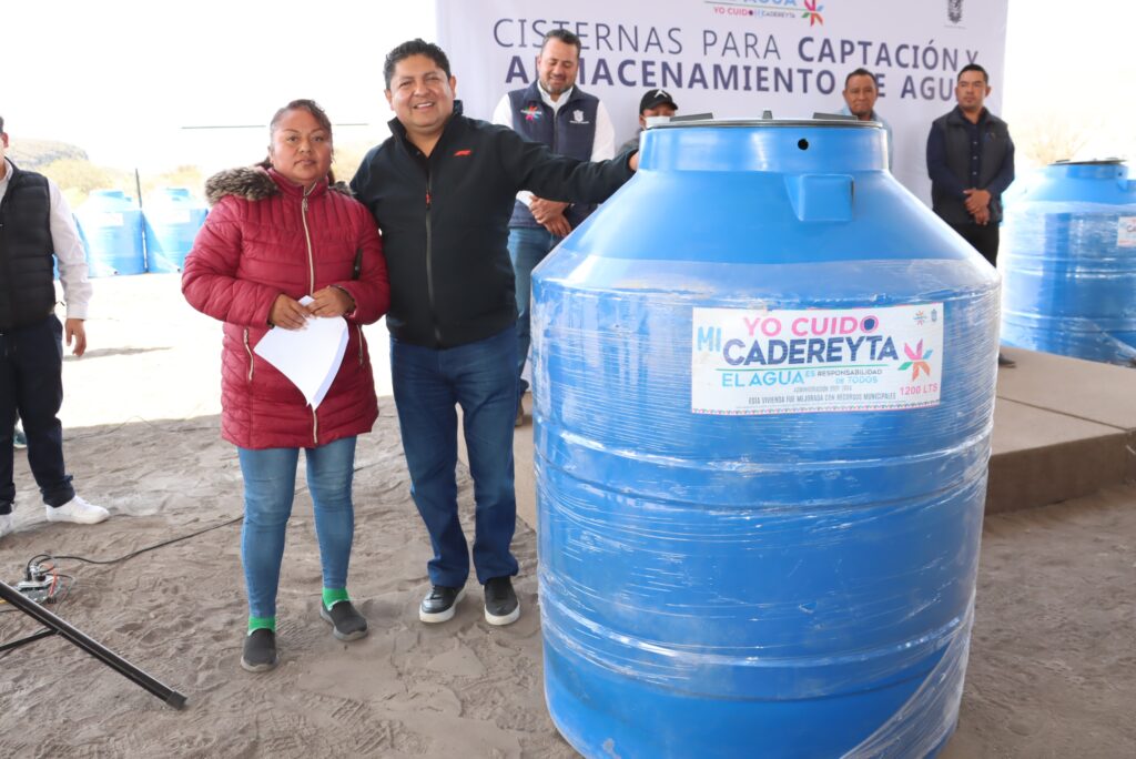 Entrega Miguel Martínez 570 cisternas a habitantes de tres comunidades