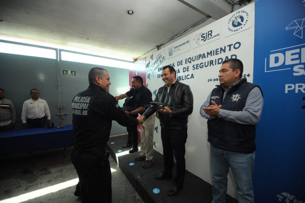 Roberto Cabrera Defiende la seguridad de los sanjuanenses con equipo nuevo para el C4 Roberto Cabrera Defiende la seguridad de los sanjuanenses con equipo nuevo para el C4