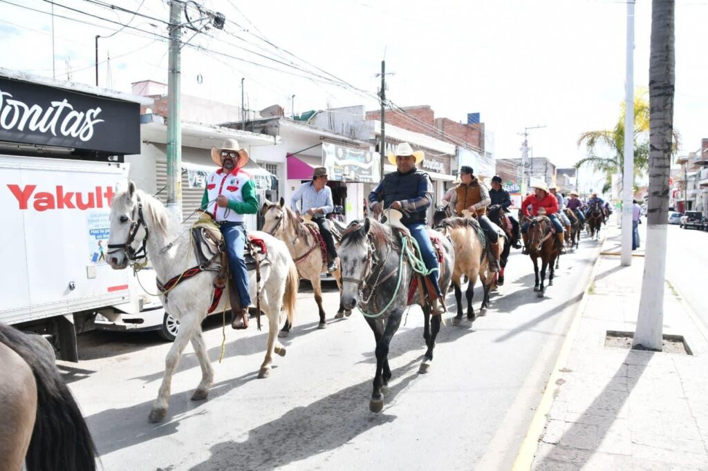 Se realizó la segunda cabalgata de la amistad en Ezequiel Montes, con motivo de los festejos de la “Feria Ezequiel Montes Carne y Vino 2024.