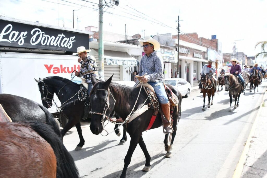 Se realizó la segunda cabalgata de la amistad en Ezequiel Montes, con motivo de los festejos de la “Feria Ezequiel Montes Carne y Vino 2024.