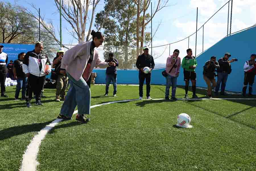 Entregan cancha de futbol rápido y material deportivo en Tolimán