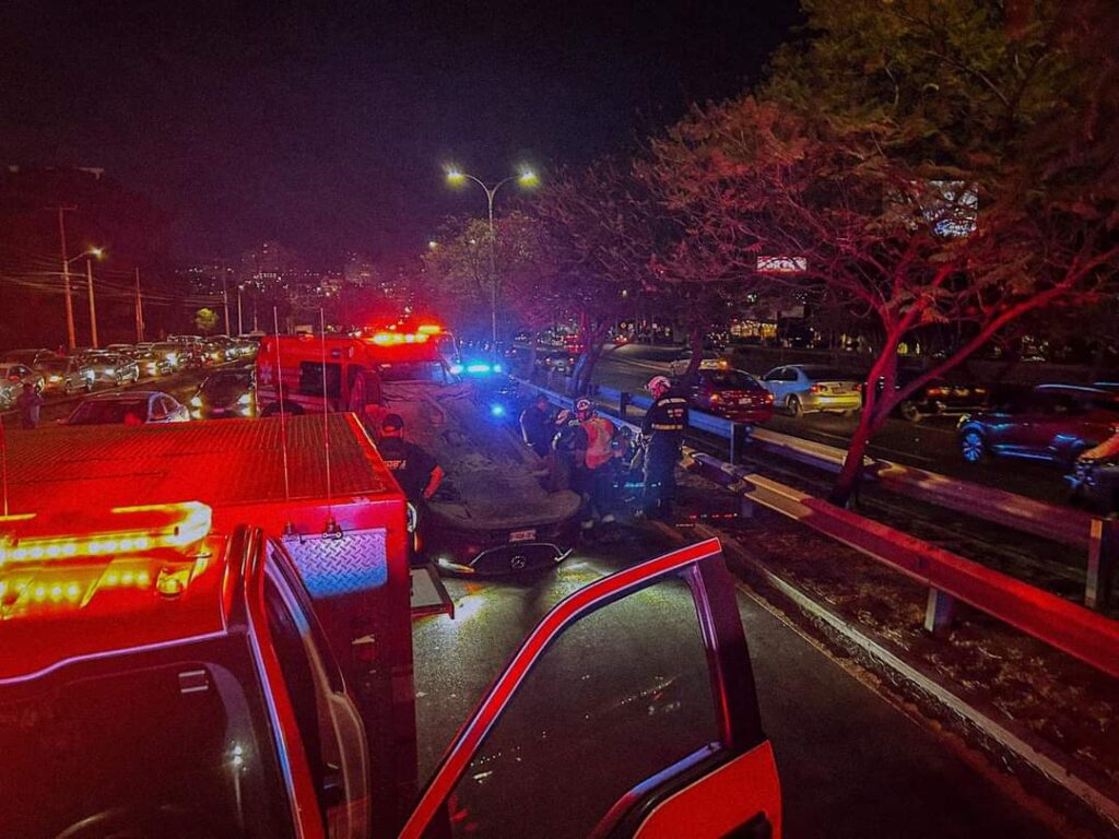 Accidente Vehicular en Blvd Bernardo Quintana Causa Movilización de Cuerpos de Emergencia