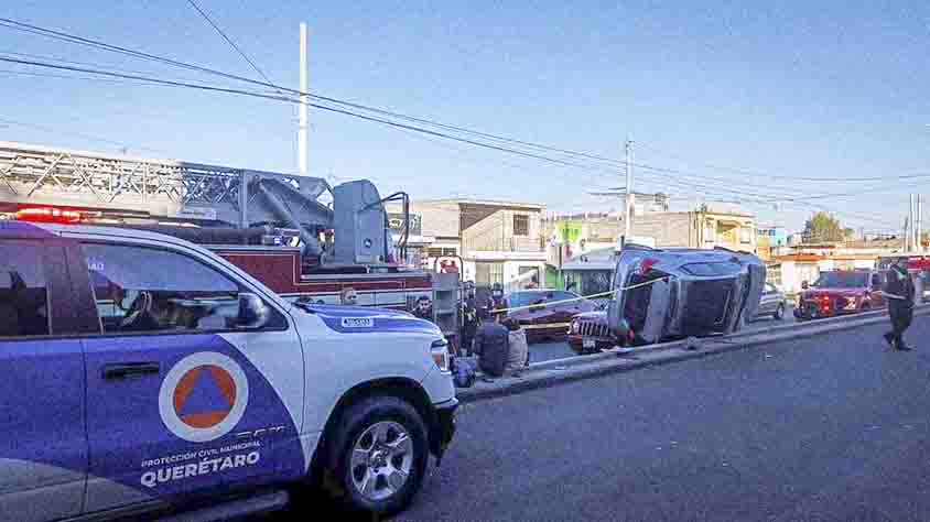 Accidente Vehicular en Av. Cimatario Provoca Respuesta Coordinada de Cuerpos de Emergencia