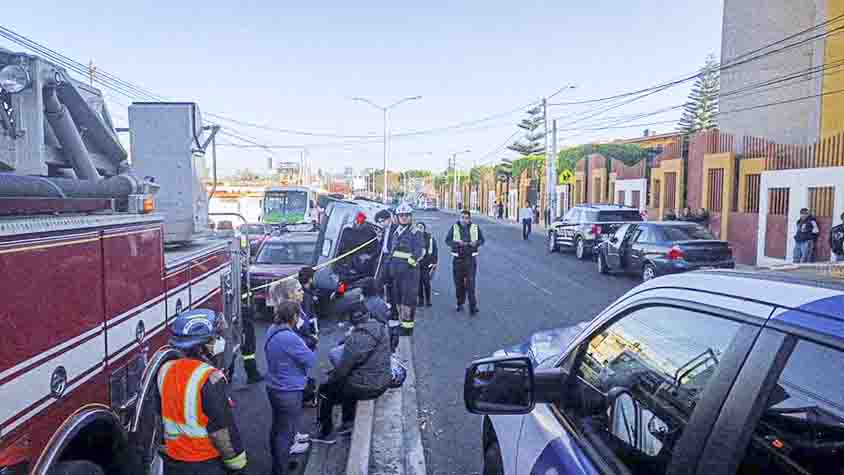 Accidente Vehicular en Av. Cimatario Provoca Respuesta Coordinada de Cuerpos de Emergencia