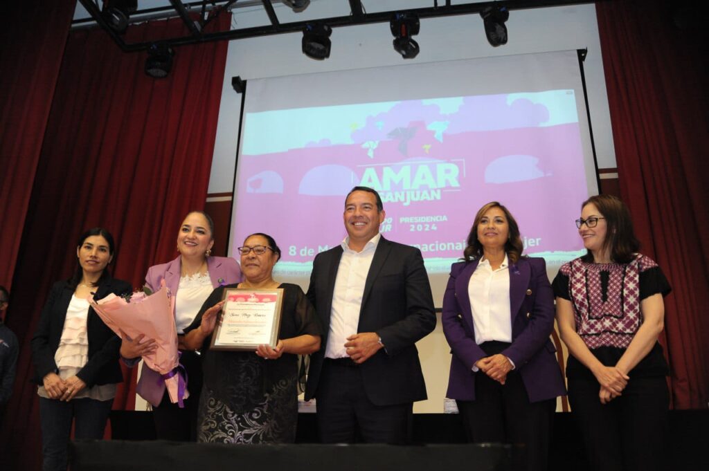 Roberto Cabrera entrega Premio Sara Pérez Romero a mujeres sanjuanenses destacadas
