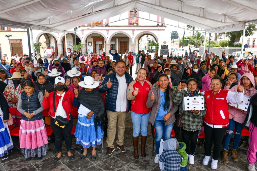 Alcalde René Mejía encabeza la cuarta entrega de Kits de pollitas de postura a jefas de familia en Amealco.