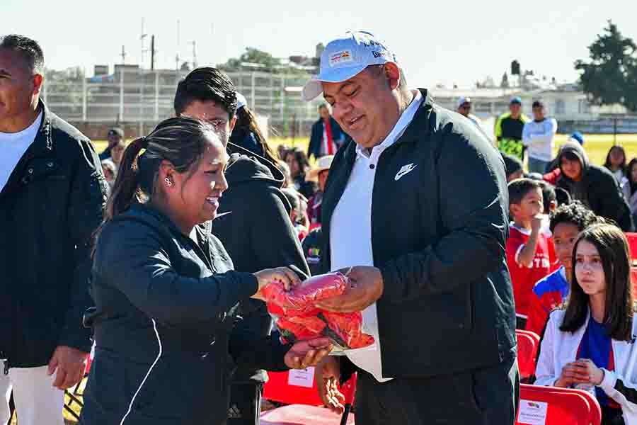 Entrega uniformes deportivos a alrededor de 5 mil deportistas.