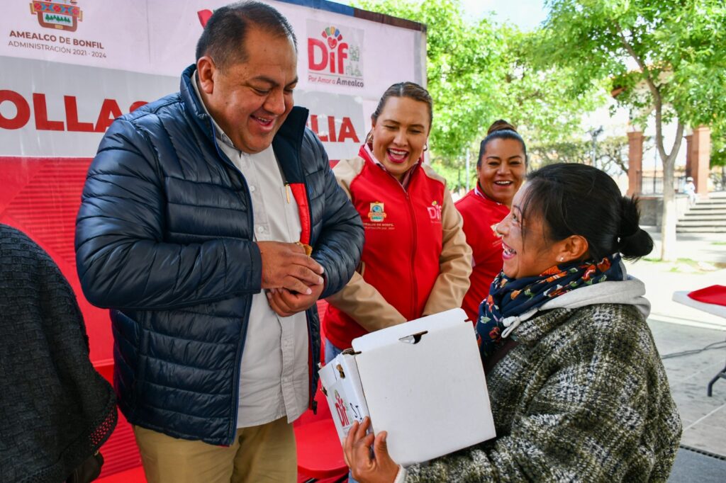 Alcalde René Mejía encabeza la cuarta entrega de Kits de pollitas de postura a jefas de familia en Amealco.