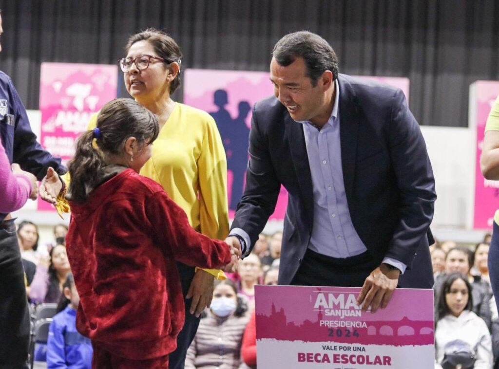 Roberto Cabrera continúa con la entrega del Programa Becas Adelante en San Juan del Río