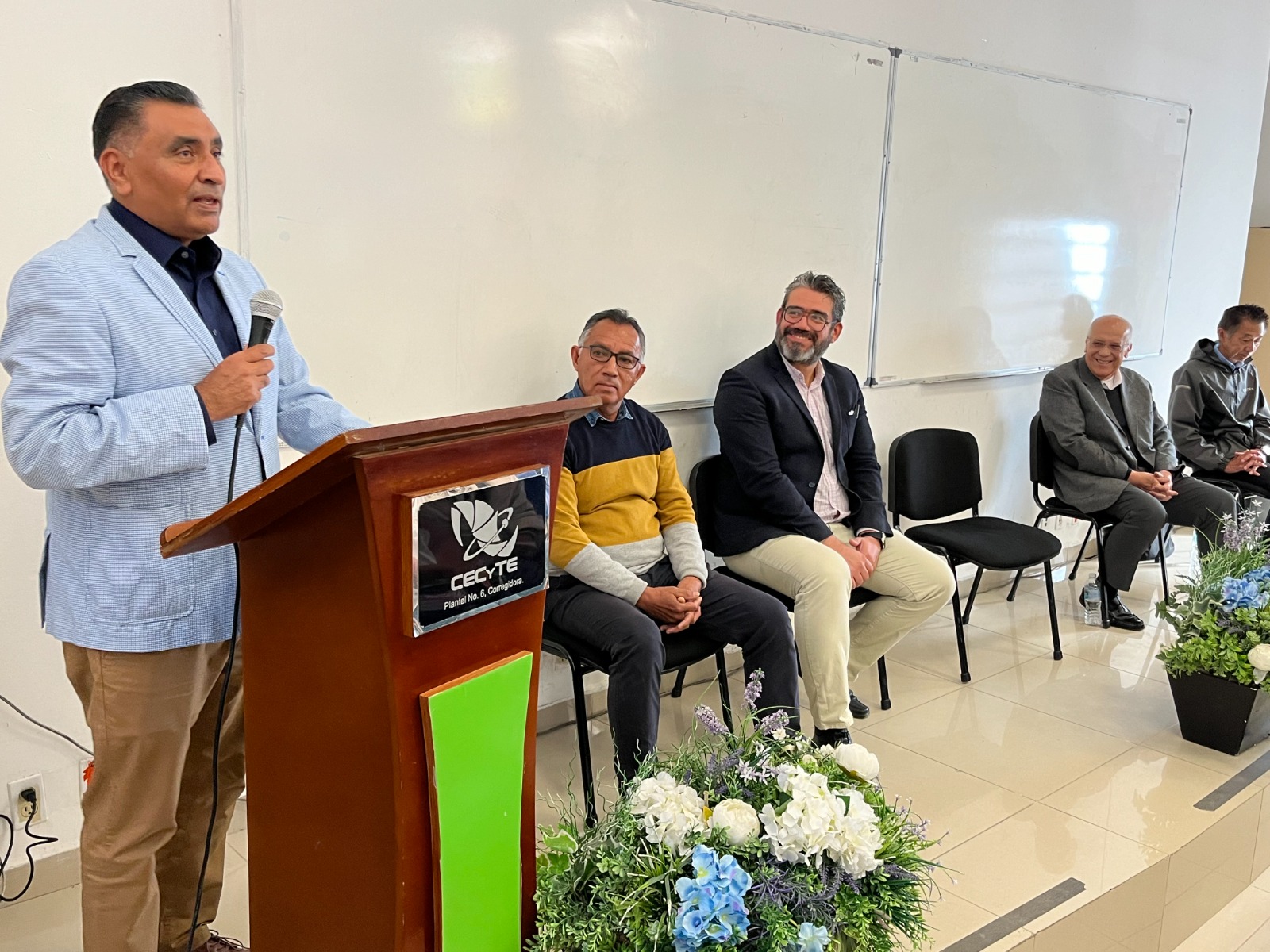 Se especializan docentes del CECyTEQ en Logística