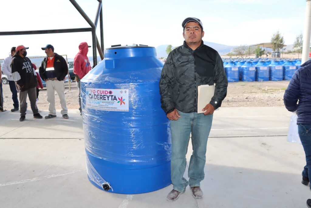 Encabeza Miguel Martínez nueva entrega de 488 cisternas en Vizarrón